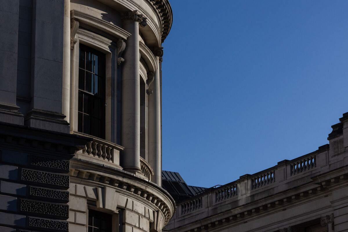 UK Dealers See £3.4 Billion More Gilt Sales as Headroom Shrinks