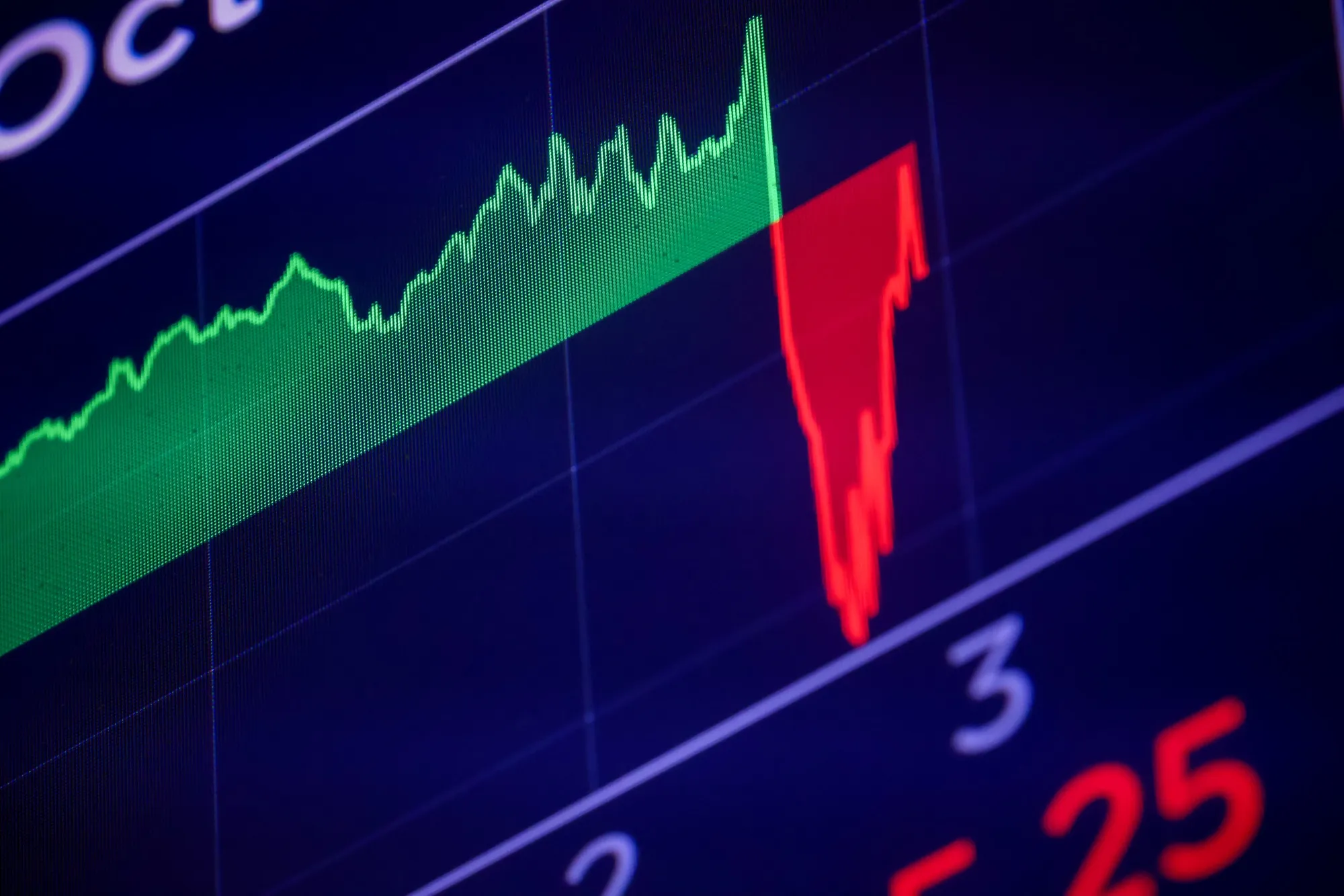 Các nhà giao dịch trên sàn giao dịch chứng khoán New York khi Chủ tịch Fed Powell tổ chức hội nghị mới