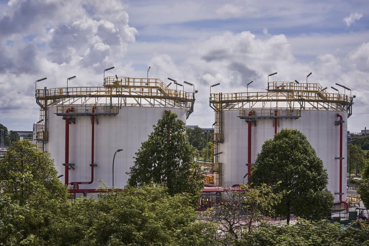 bloomberg.com - Marcus Wong - Singapore Bonds Ride Out Crude Oil Surge as Other Havens Falter