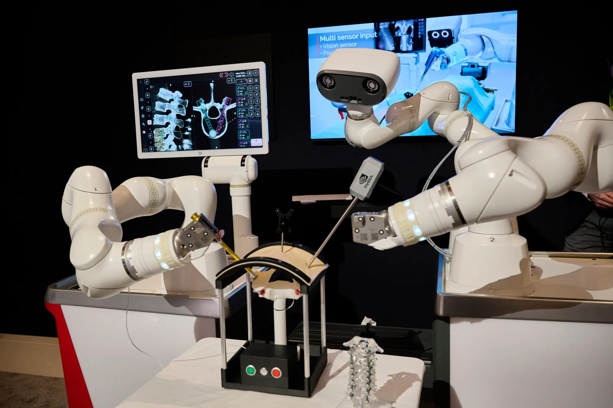 米ネバダ州ラスベガスで開催された米最大のテクノロジー見本市「CES」にて展示されたロボット手術システム（2026年1月6日）