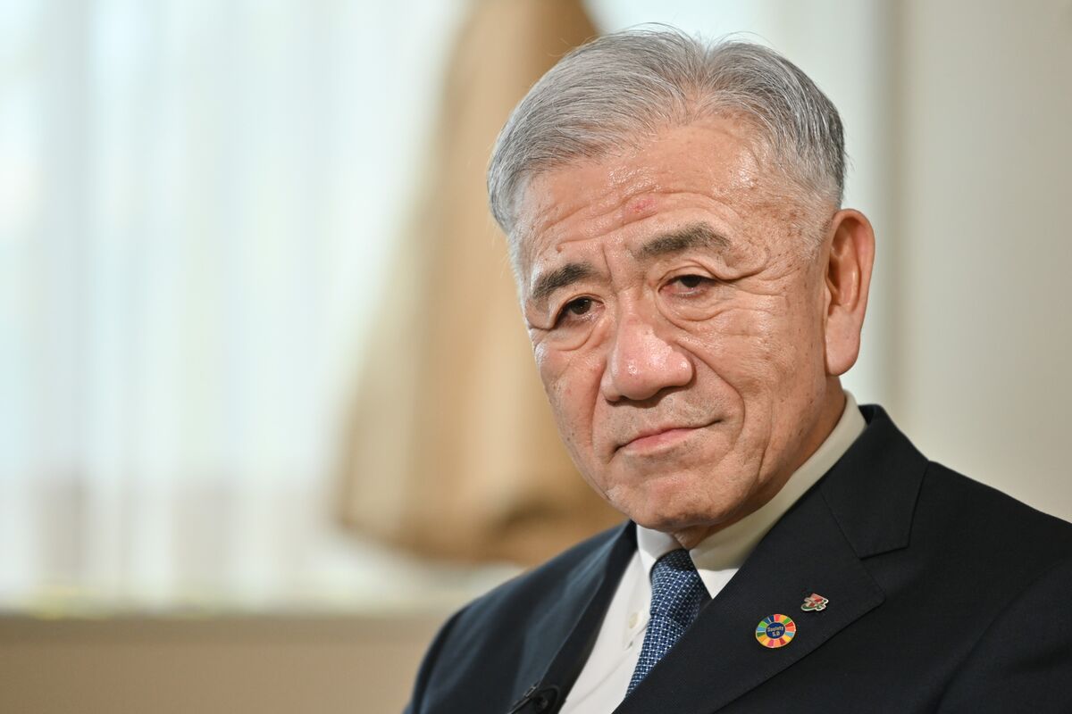 セブン株一時急伸、井阪社長退任で最終調整－後任に初の外国人と報道