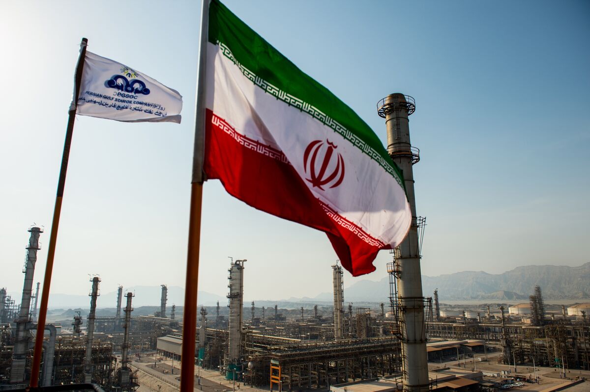 Oil Advances on Fresh Mideast Strikes and Claim Tanker Hit Mines