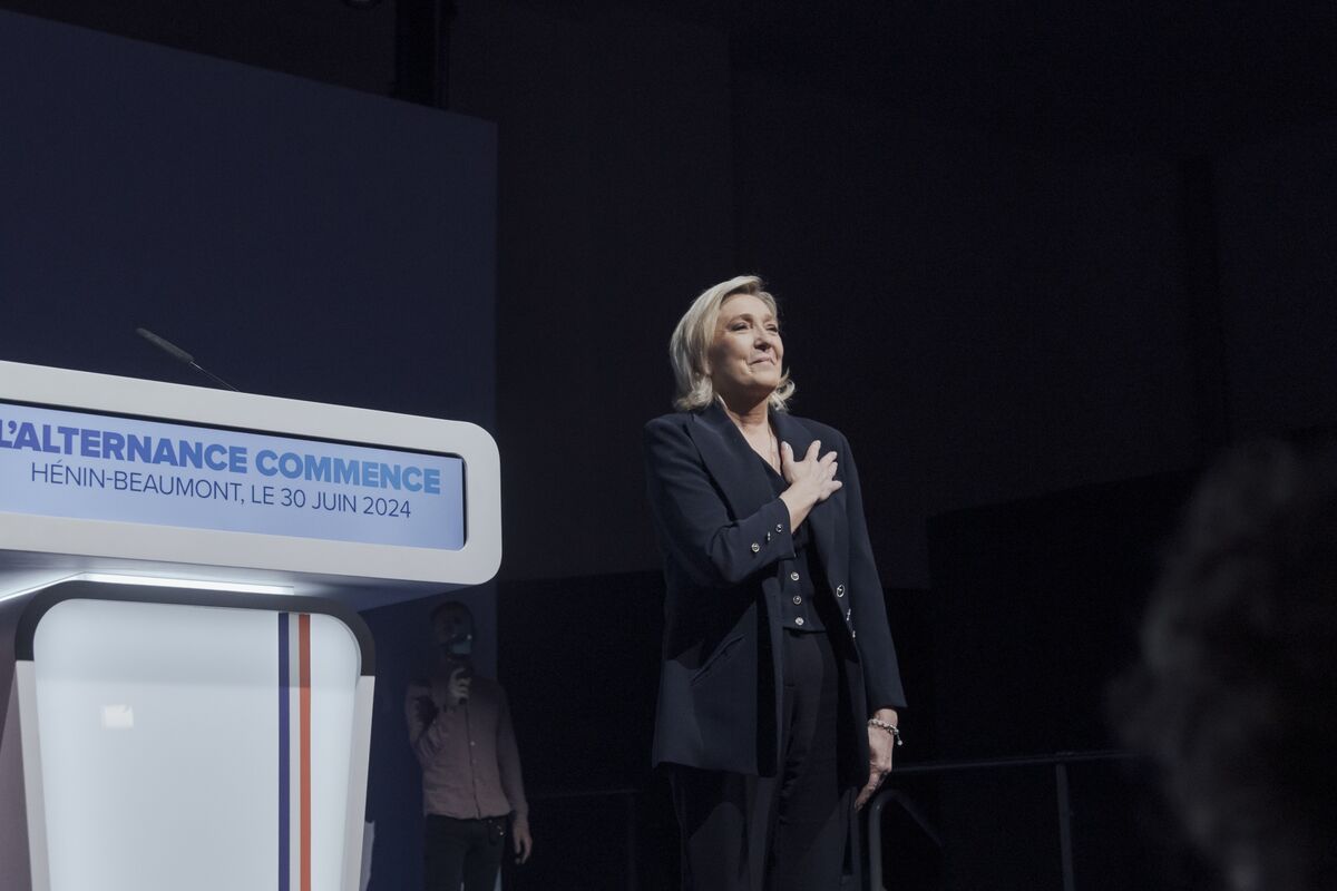 French Parliamentary Elections: Macron's Centrists Gain Ground as Le Pen's National Rally Secures 33% of Votes