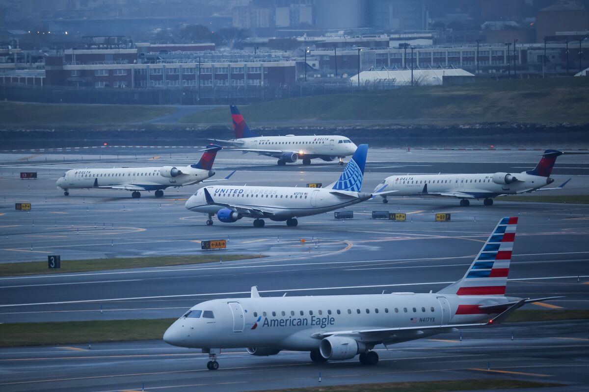 LaGuardia Runway Closure Adds to Delays Ahead of Holiday Weekend