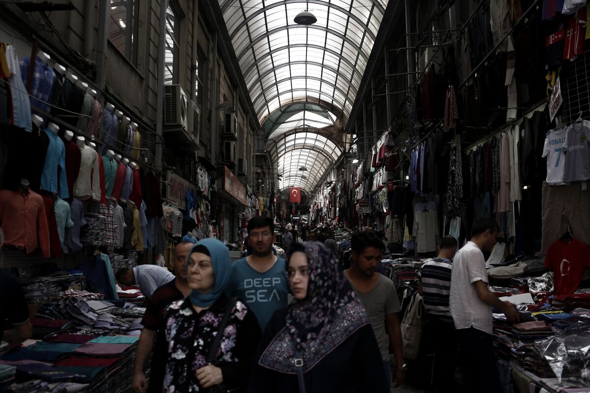 Egypt’s Pound Plunge Gives Turkey Textile-Makers a New Sanctuary