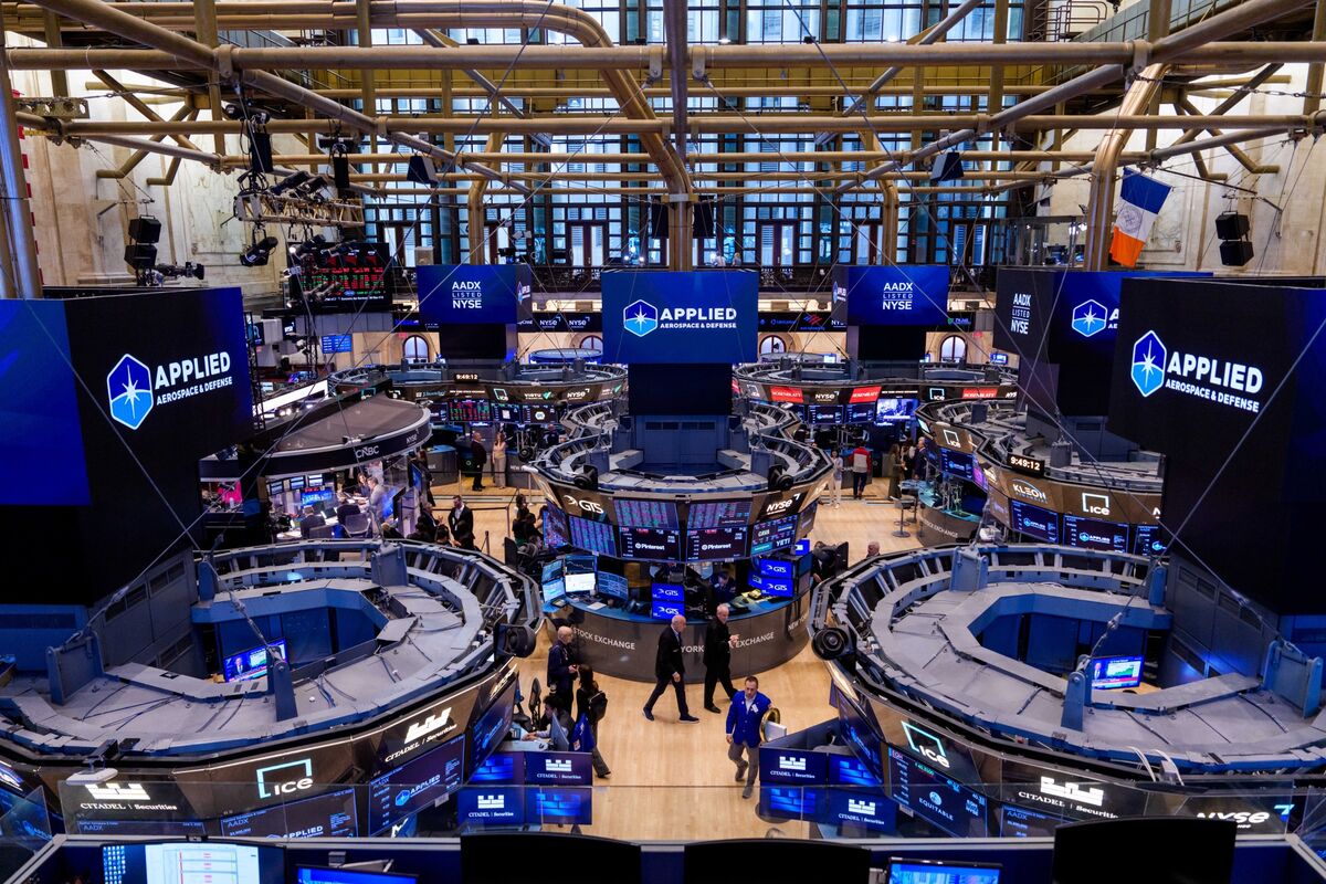 Wall Street pierde fuerza antes de la primera decisión de tasas bajo Kevin Warsh