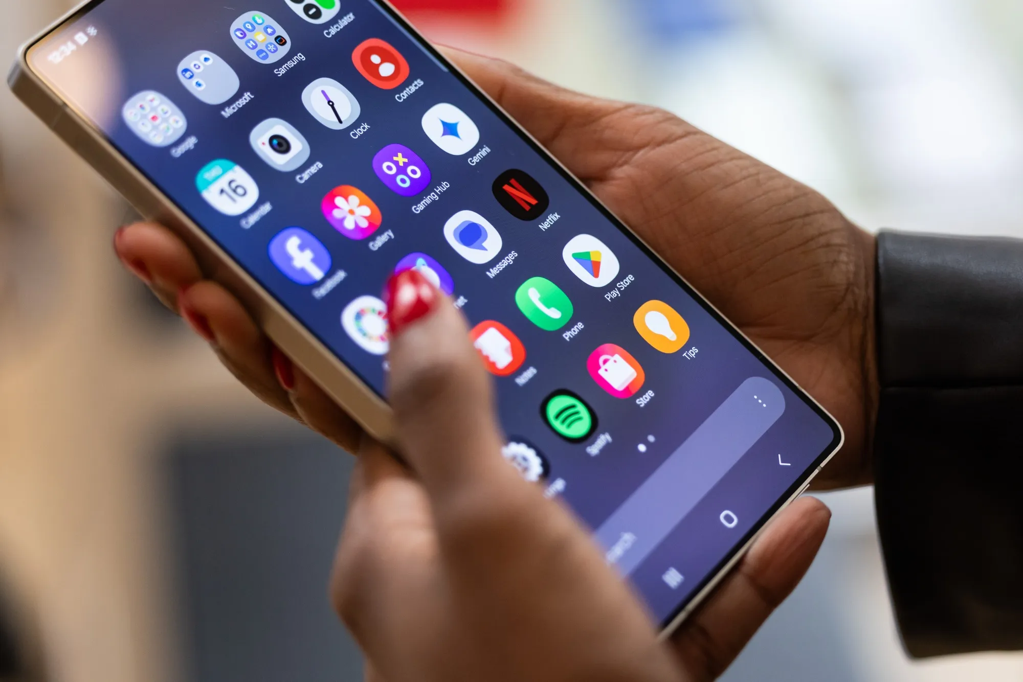Perplexity AI Inc. is in discussions with&nbsp;Samsung Electronics Co.&nbsp;about integrating its assistant on the smartphone giant’s devices.