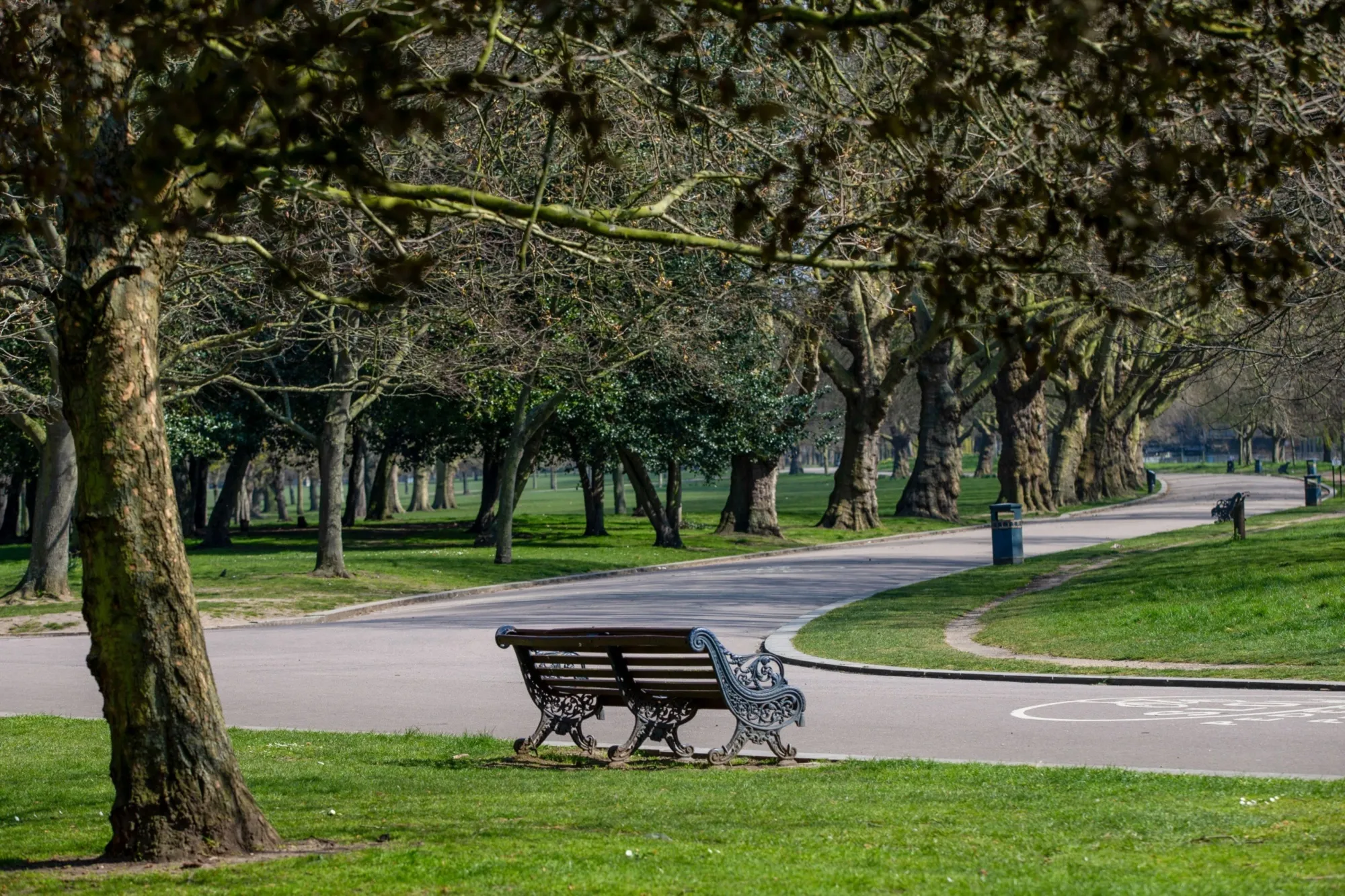 A pathway stands empty in the closed Victoria Park in east London, U.K., on Friday, March 27, 2020.&nbsp;