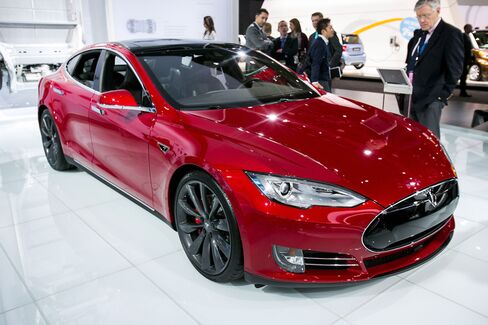 Tesla Model S P85D has become a favorite among drag racers.