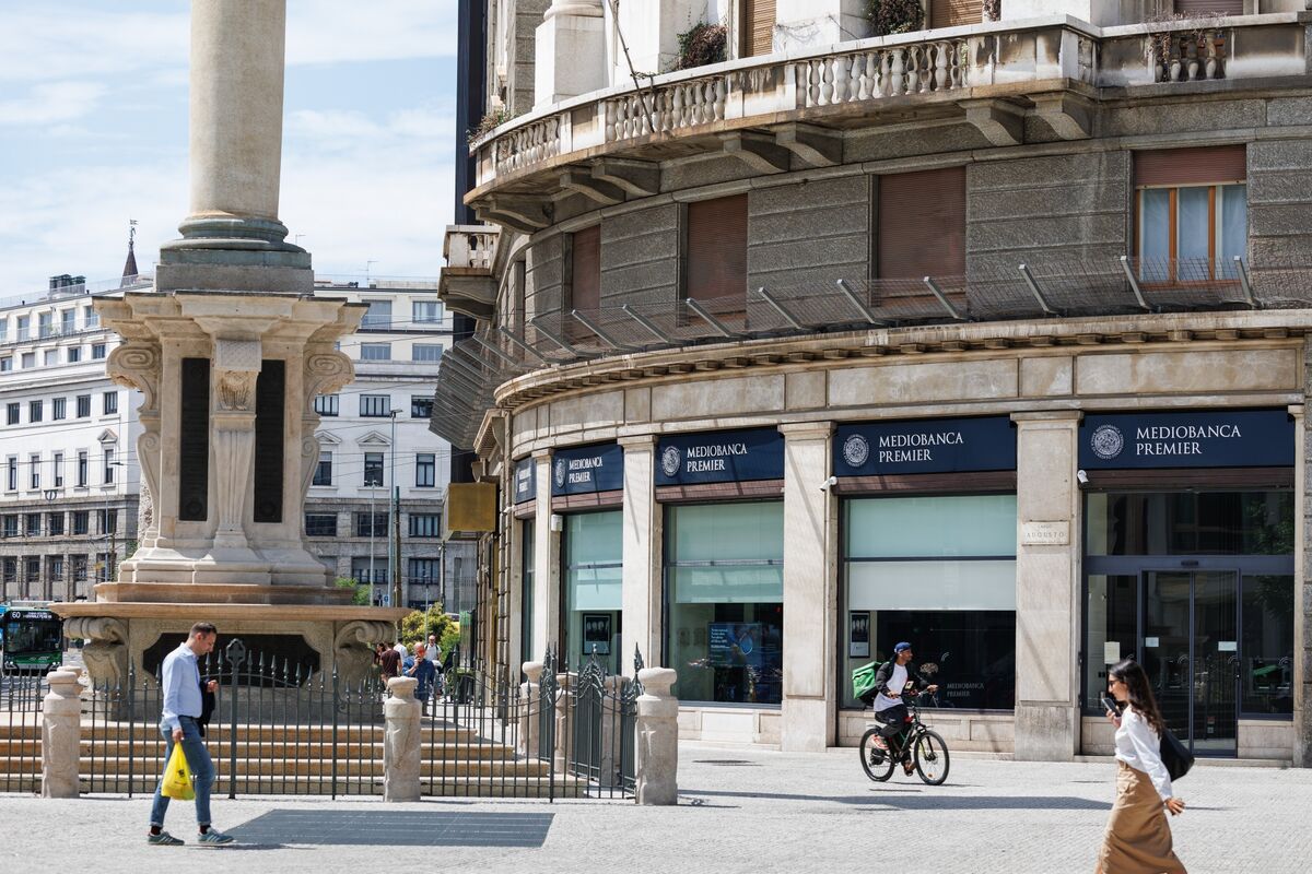 Mediobanca Investors Tender 13% in Paschi Bid’s First Big Win
