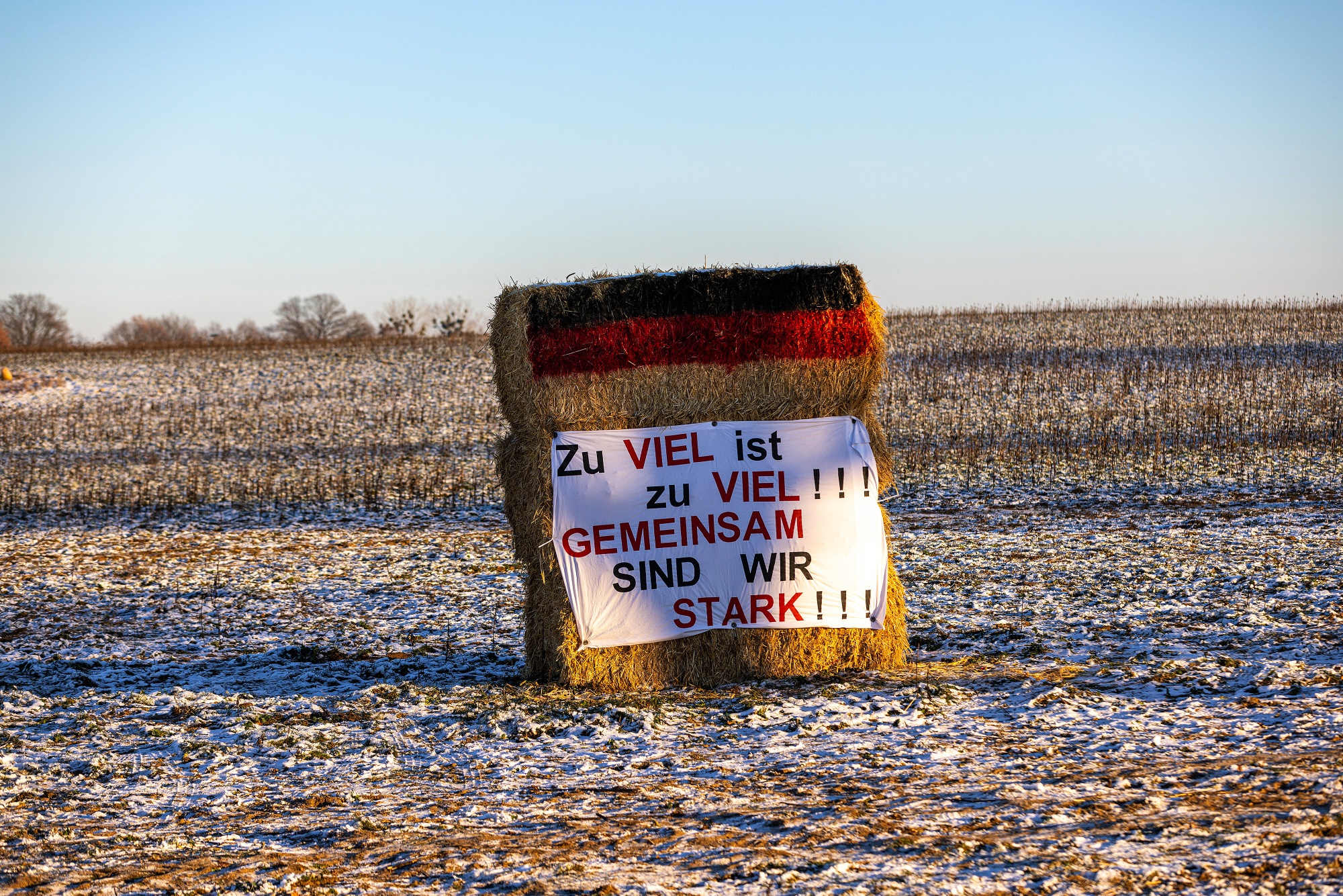 Немецкие фермеры организовали колонну тракторов в знак протеста против субсидий