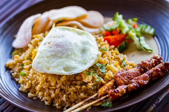 In Indonesia, Fried Rice Is Getting Cheaper as Gojek Fights Grab