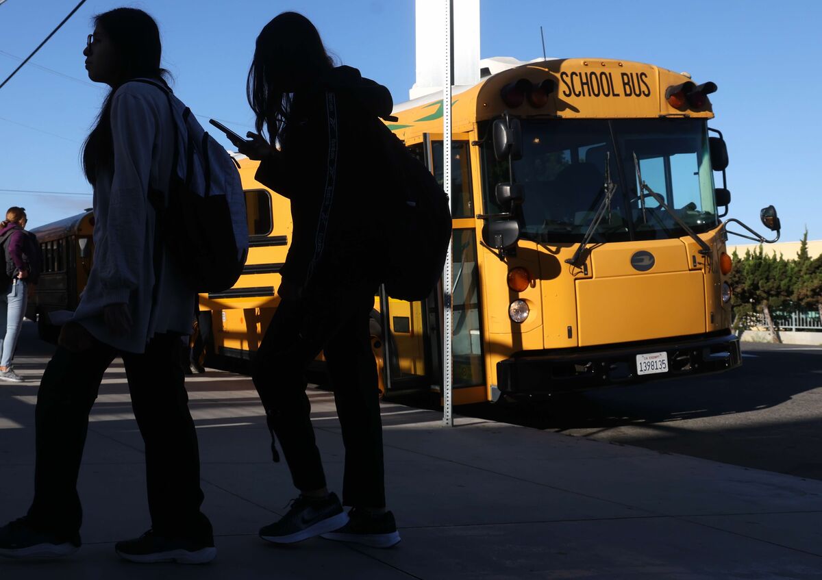 As US Schools Crack Down on Screen Time, Parents Flock to Low-Tech Districts