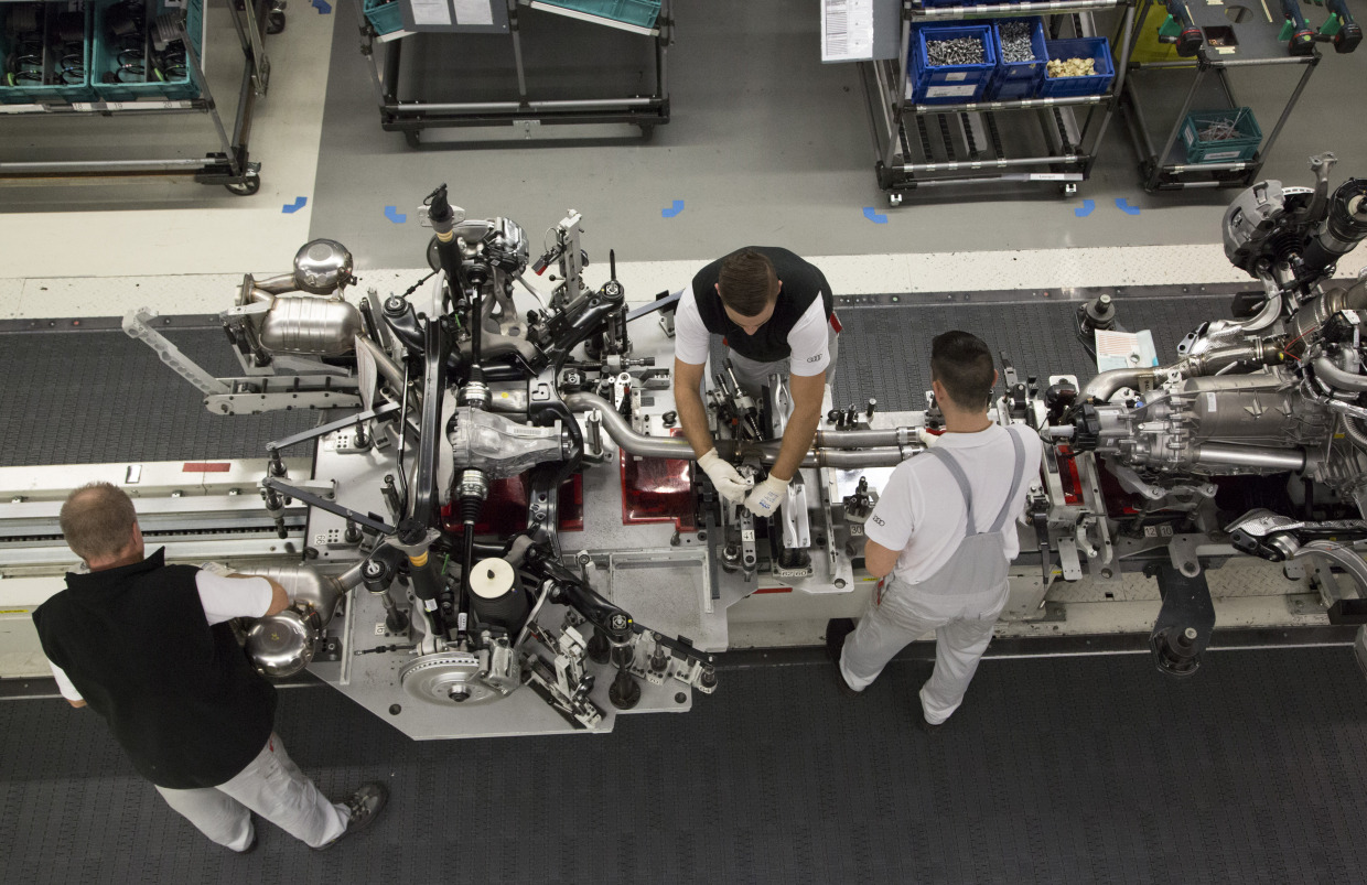 Employees work&nbsp;on the Audi RS automobile assembly line&nbsp;in Neckarsulm.