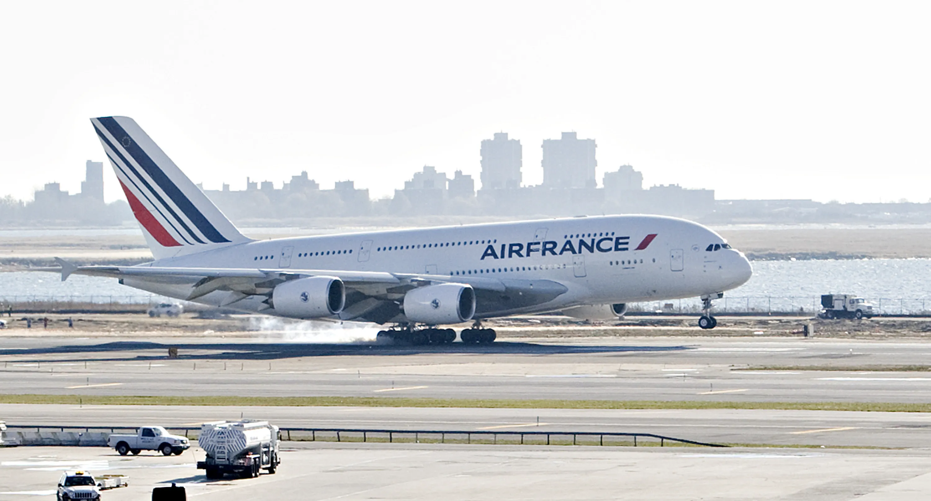 エールフランス超大型機が小型機と接触、けが人なし－NY国際空港