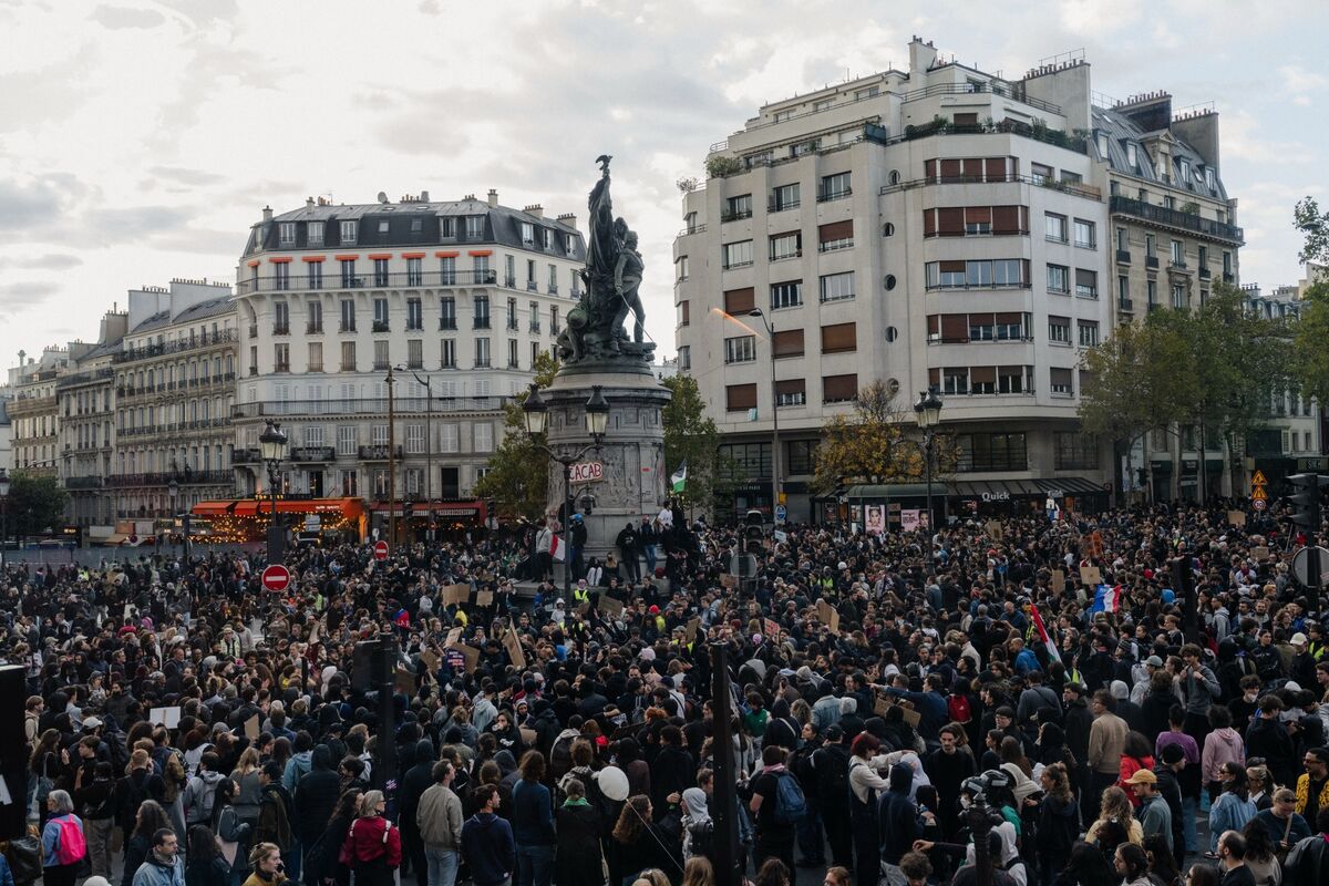 French Bond-Risk Gauge Hits 150 Basis Points After Protests