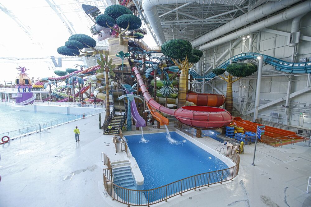 N J Mega Mall Tests Virus Fears With Shops Water Park Opening Bloomberg