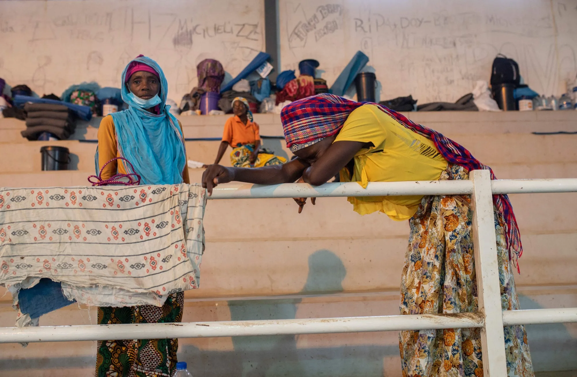 Displaced people from Palma gather to receive humanitarian aid.