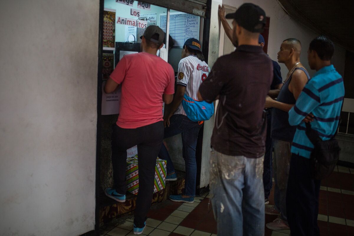 Дефолт в Венесуэле. Венесуэла дефолт магазины. Венесуэла дефолт пустые магазины. Боливар не вывезет двоих