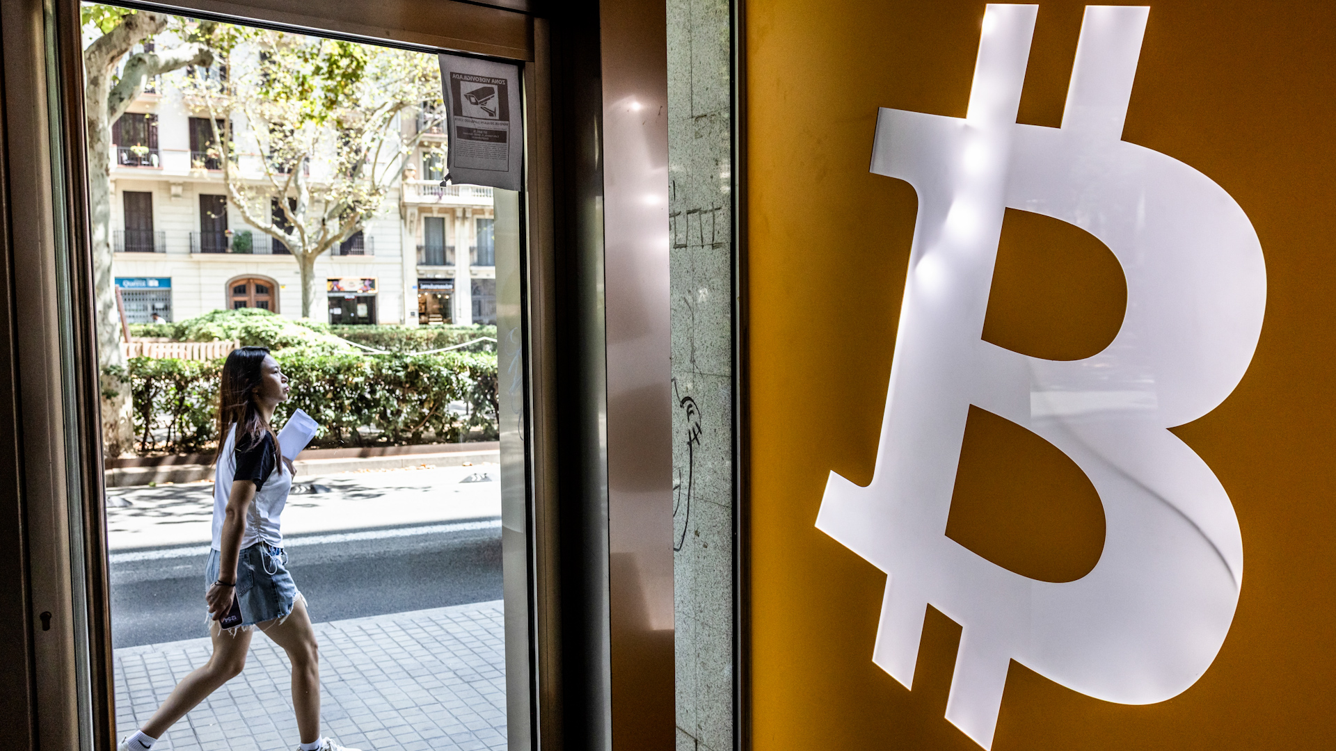 Watch Crypto Retreat Hits Bitcoin Bulls and Altcoins - Bloomberg