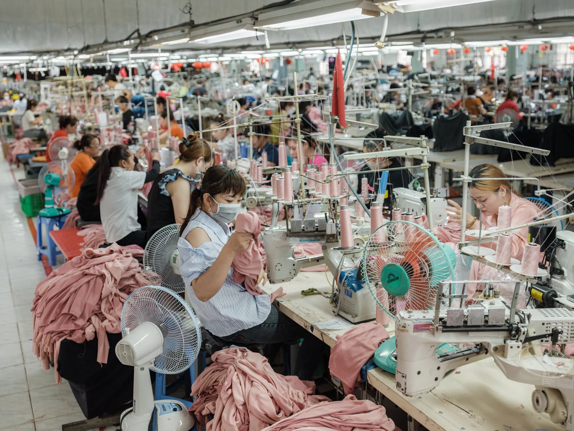 Una fábrica textil en Ciudad Ho Chi Minh, Vietnam, donde los posibles aranceles del 46% sobre las exportaciones con destino a EE.UU.&nbsp;han desatado pánico en las fábricas de todo el país.