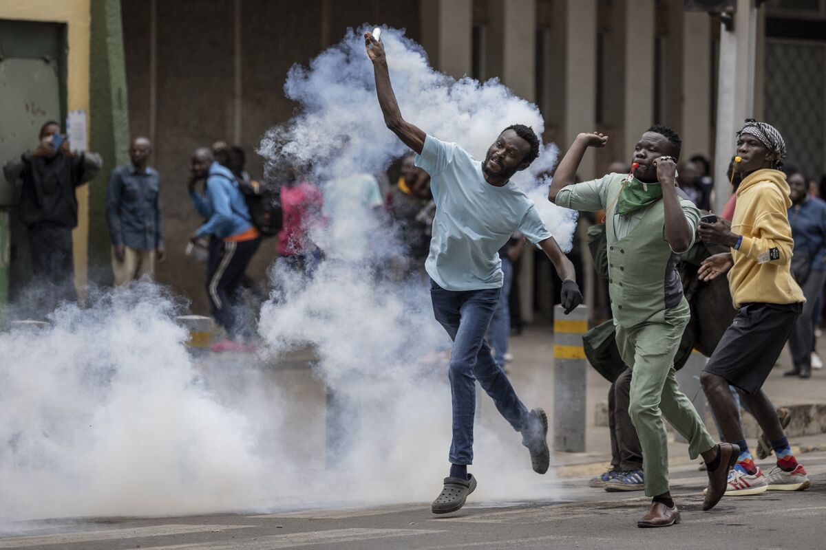 🟪"Nairobi in Tensione: La Polizia Usa Gas Lacrimogeni contro i Manifestanti durante la Presentazione del Bilancio"