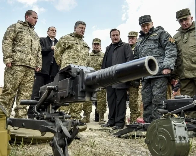 Ukrainian President Petro Poroshenko, center, visits National Guards Unit training center in Kiev, Ukraine on April 4, 2015.
