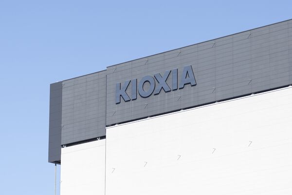 Chipmaker Kioxia Faces Tough Debut in Tokyo?s Busy IPO Arena