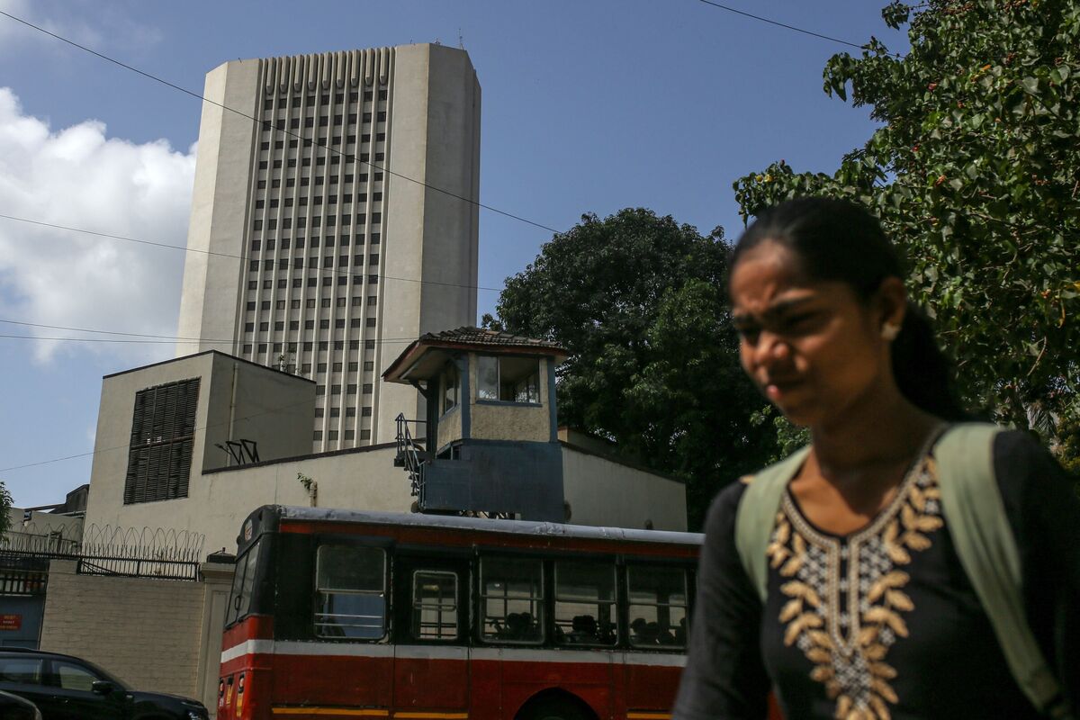 The Rupee at Record Low Will End India’s Cheap-Money Era