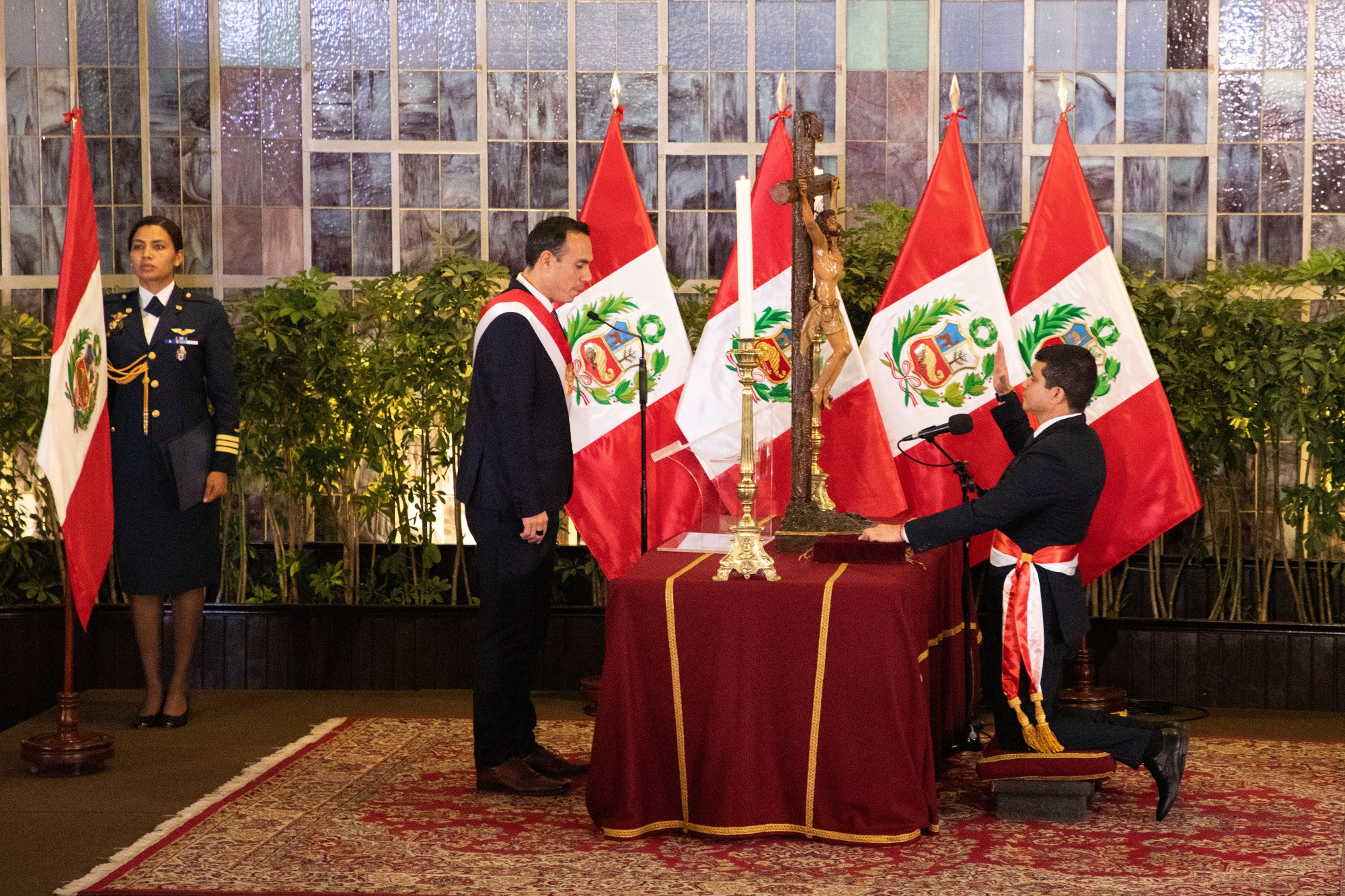 Jose Jeri, Peru&#39;s president, center, swears in Wilder Sifuentes, Peru&#39;s new housing minister, right, during a ceremony at the Government Palace in Lima, Peru, on Tuesday, Oct. 14, 2025. Peru&#39;s top lawmaker Jeri became president last week after his predecessor, now former President Dina Boluarte, was ousted in a unanimous impeachment vote, triggered by her mishandling of rising crime. Photographer: Fabiola Granda&#x2F;Bloomberg