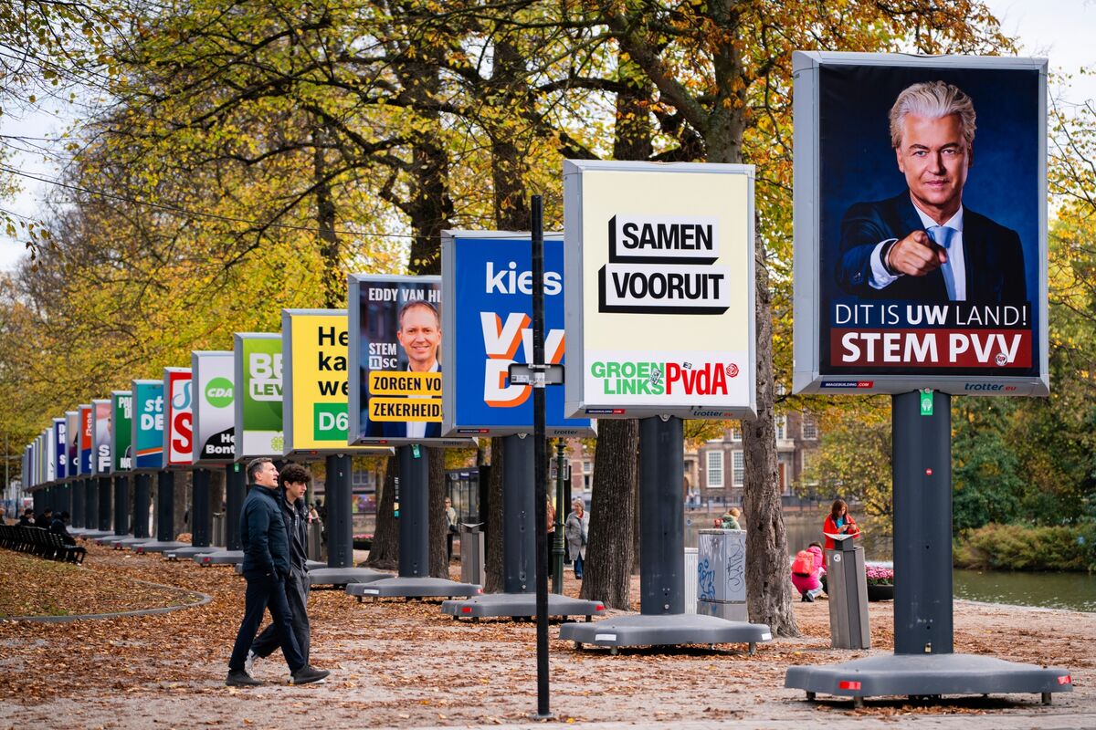 Dutch Election to Weigh a Return to the Center