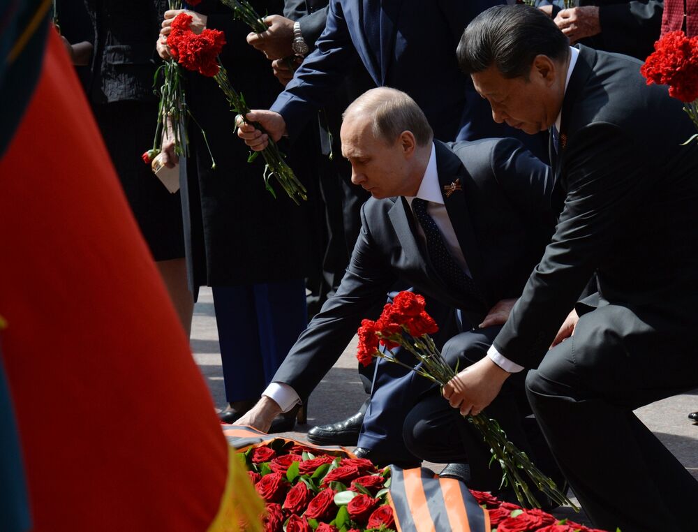 Putin and Xi lay flowers at the Tomb of the Soldier in Moscow in 2015.