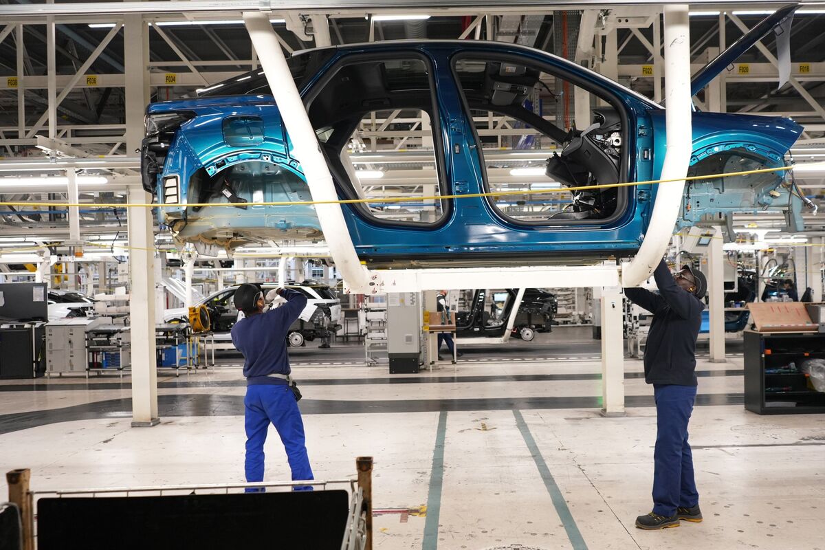 
                            Billionaire Peugeots Jockey for Stellantis Board Seat as Clout Wanes