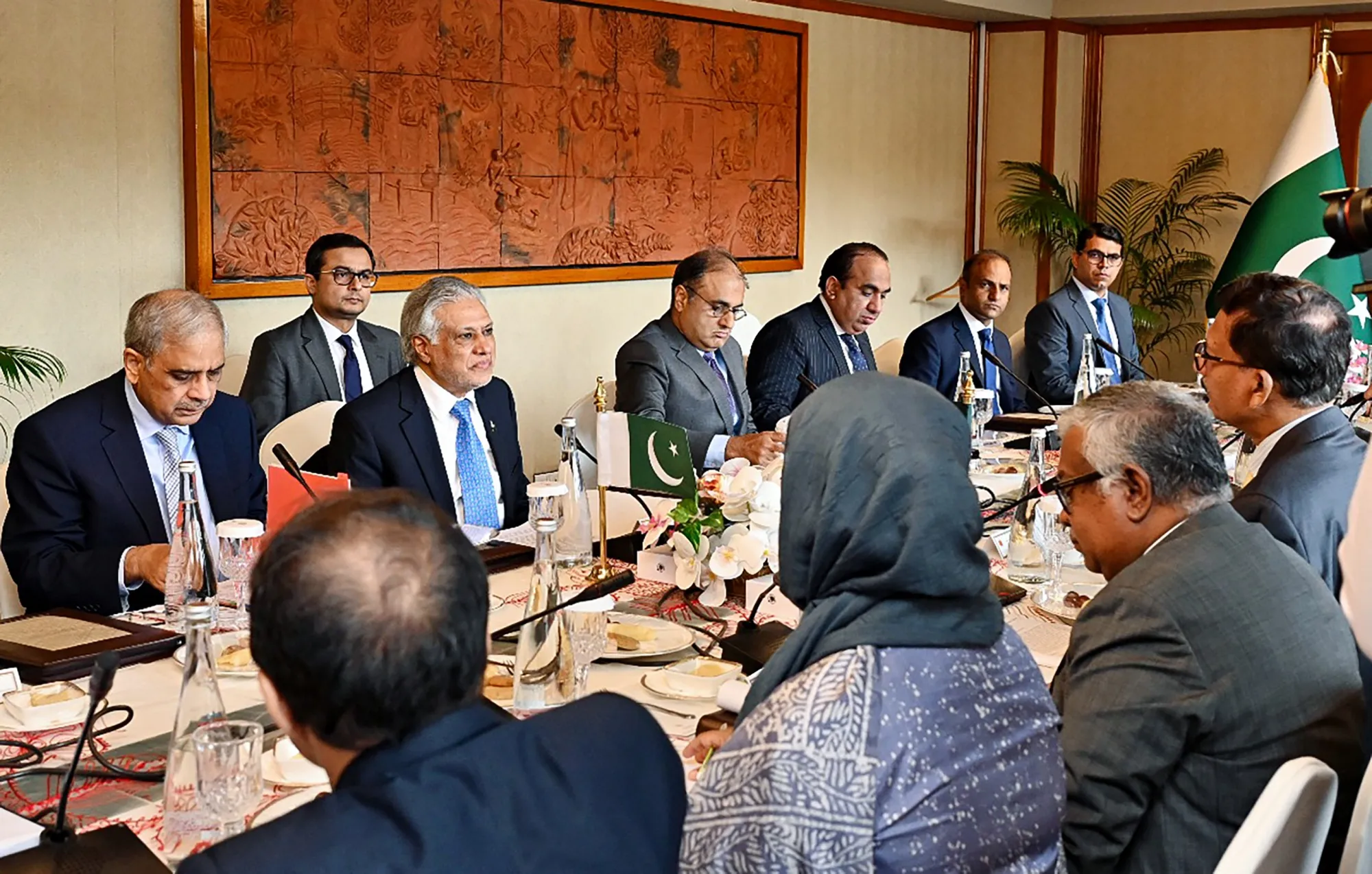 Ishaq Dar, center left, in Dhaka on August 24.
