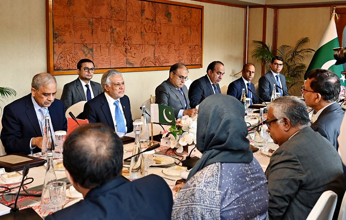 Pakistan, Bangladesh Boost Ties in Rare Bilateral Meeting
