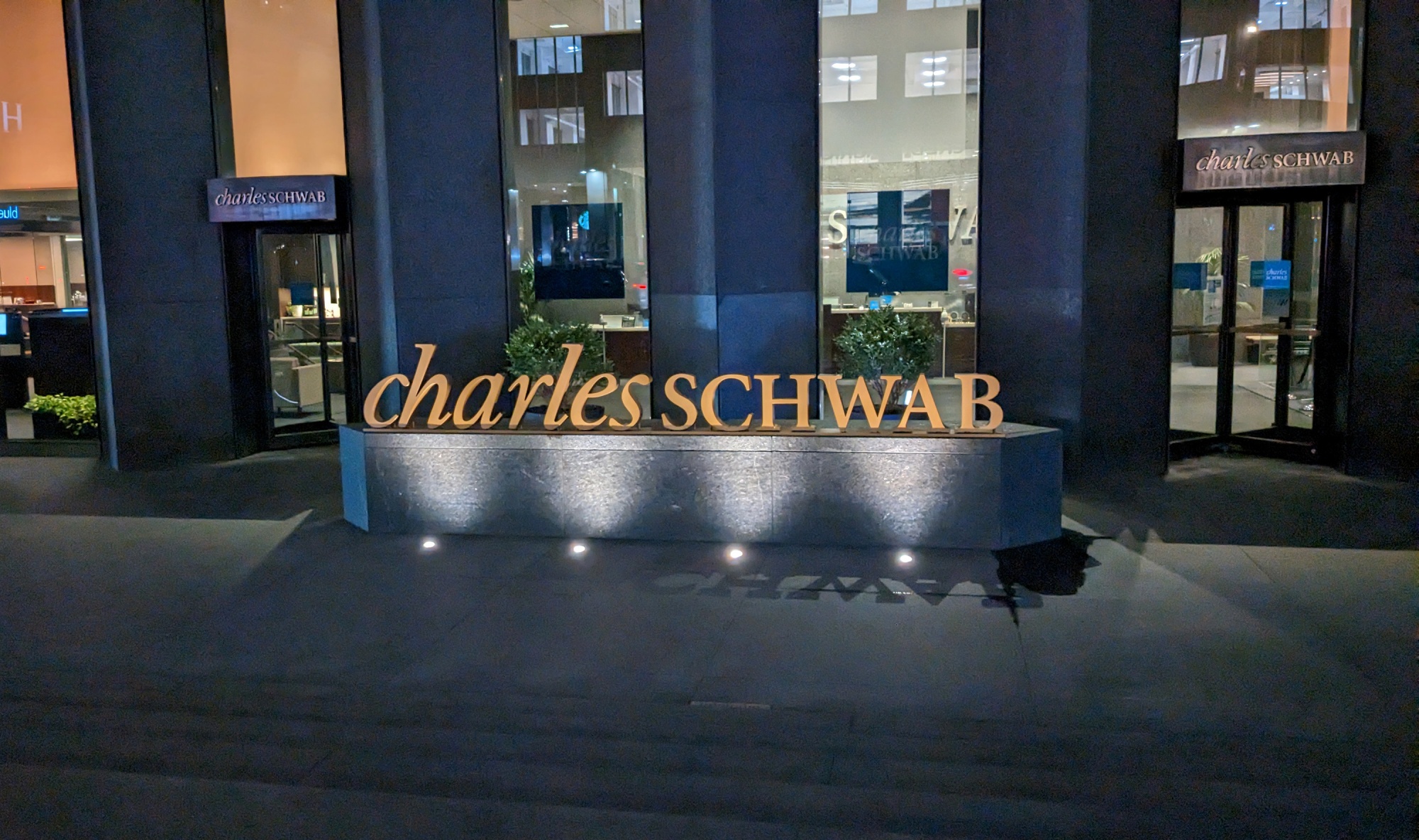 Schwab Customers Added $16.5 Billion in Tumultuous Week for Banks