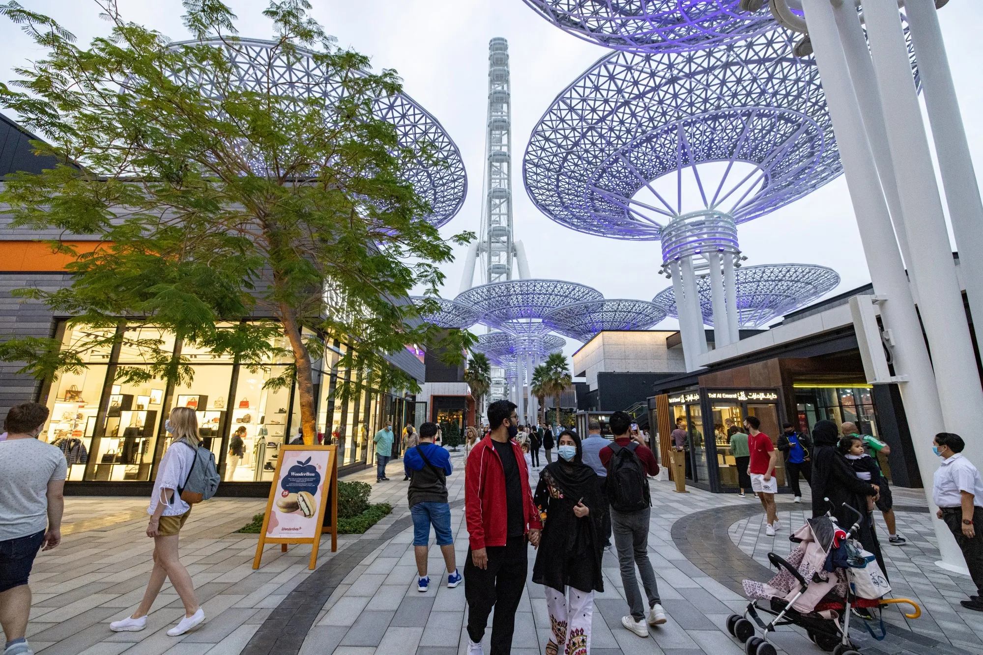 Pedestrians wear&nbsp;protective face masks in Dubai, United Arab Emirates, on Jan. 2, 2022.