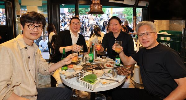 Jensen Huang, right, with Naver’s Lee Hae-jin, from left, LG Group’s Koo Kwang-mo and SK Group’s Chey Tae-won.
