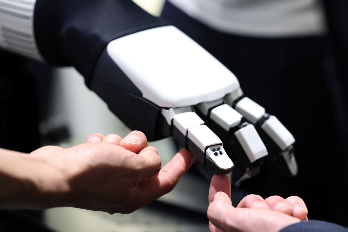 bloomberg.com - Catherine Thorbecke - Humanoid Hands Are Physical AI's Anti-Hype Test