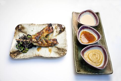 味噌漬けチリ産シーバスのサテ。タオを一大帝国に育てた大人気メニューだ