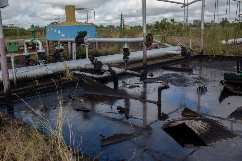 se relaciona con Venezuela está resucitando sus campos petroleros con mochilas de efectivo
