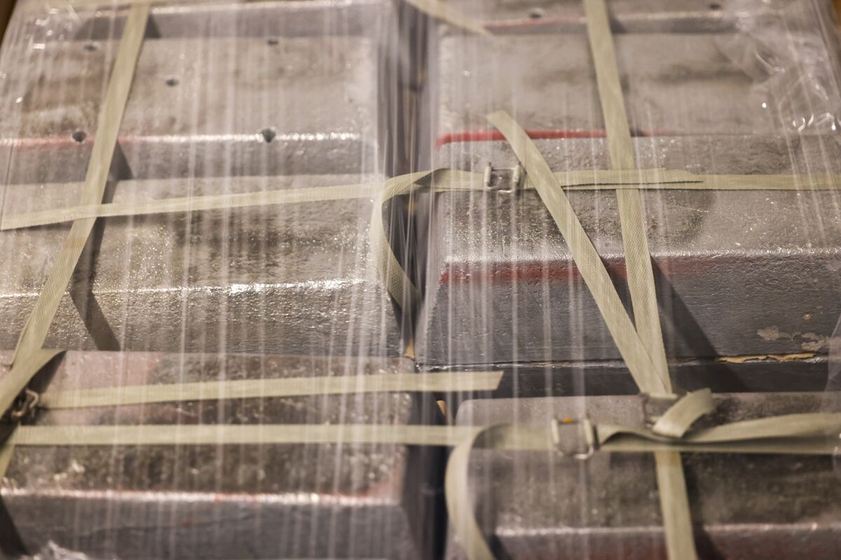 Tòa án Trung Quốc kết án 27 người vì buôn lậu kim loại chiến lược Antimony