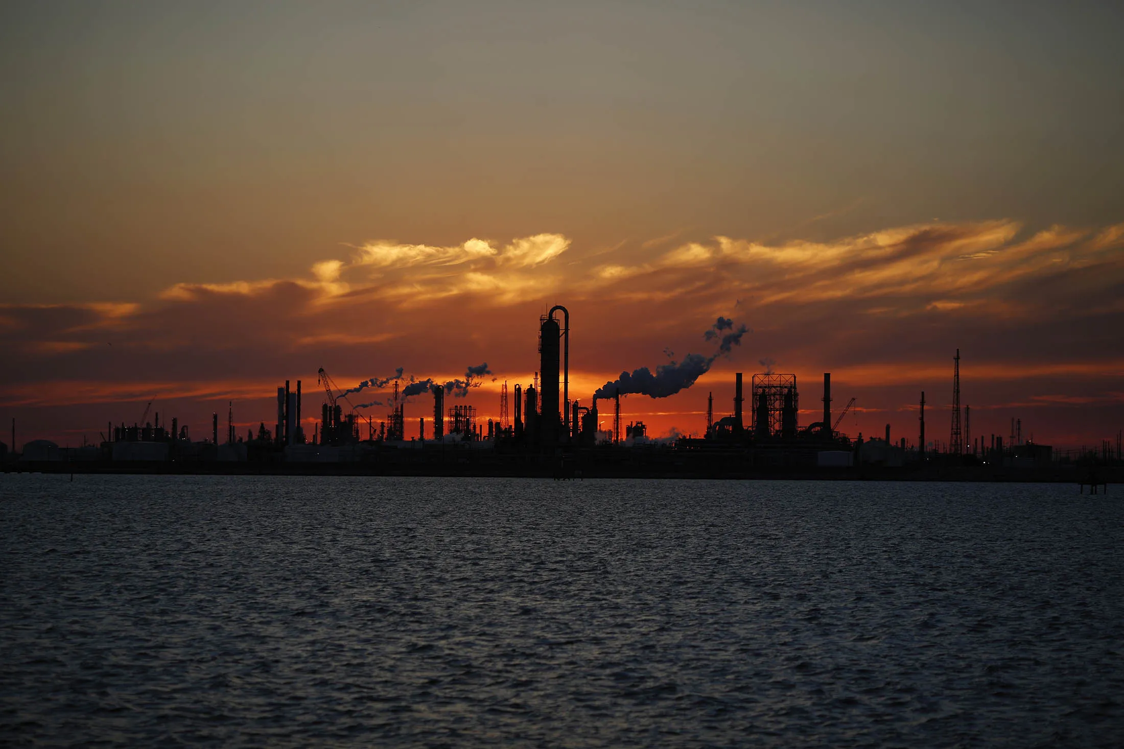 1488934366_oil refinery lede