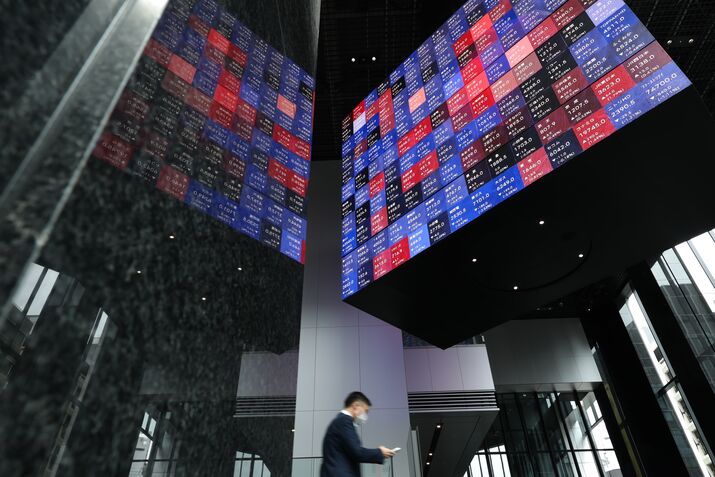 Market Reactions as US Blockade of Hormuz Escalates Crisis