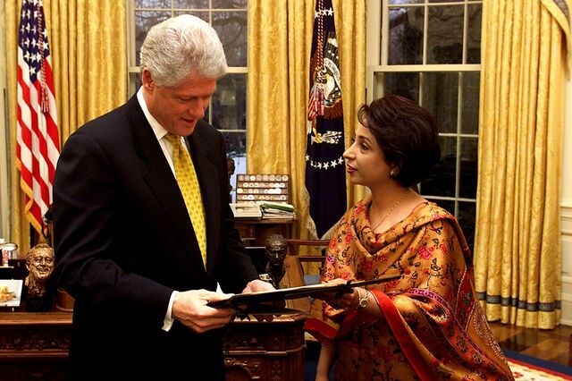 US President Bill Clinton receives the credentials of Pakistan’s new ambassador to the US, Maleeha Lodhi, on Feb. 3, 2000. 