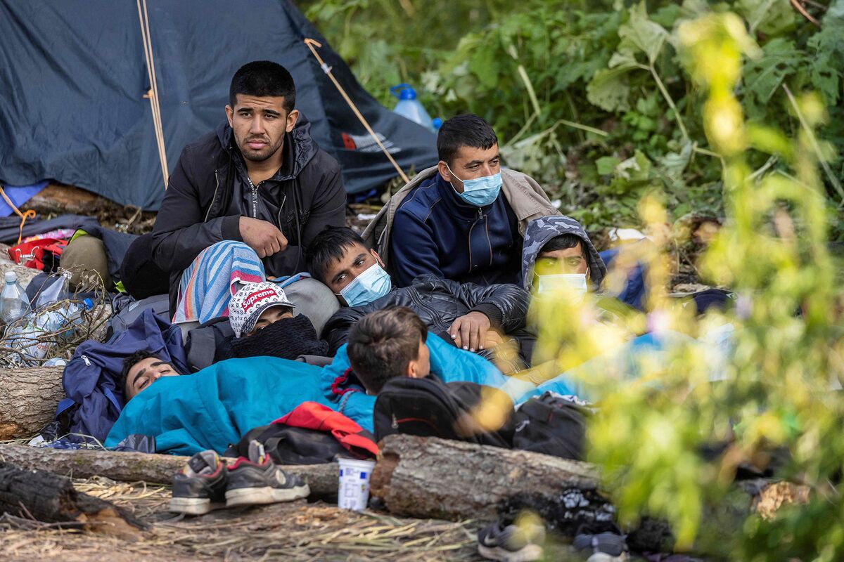 Crisis On Eu Border Heats Up As Poland Uses Tear Gas On Migrants Bloomberg