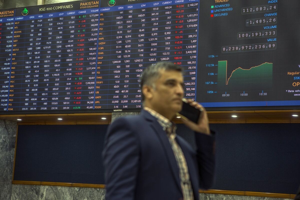 bloomberg.com - Alex Gabriel Simon - Retail Investor Wave Fuels 40% Jump in Pakistan Stocks This Year