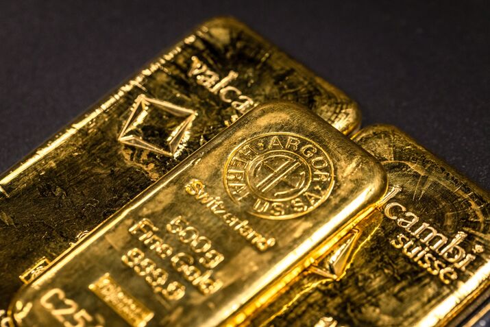 Gold Eases Lower as Traders Seek Clarity on US Trade Deal Talks