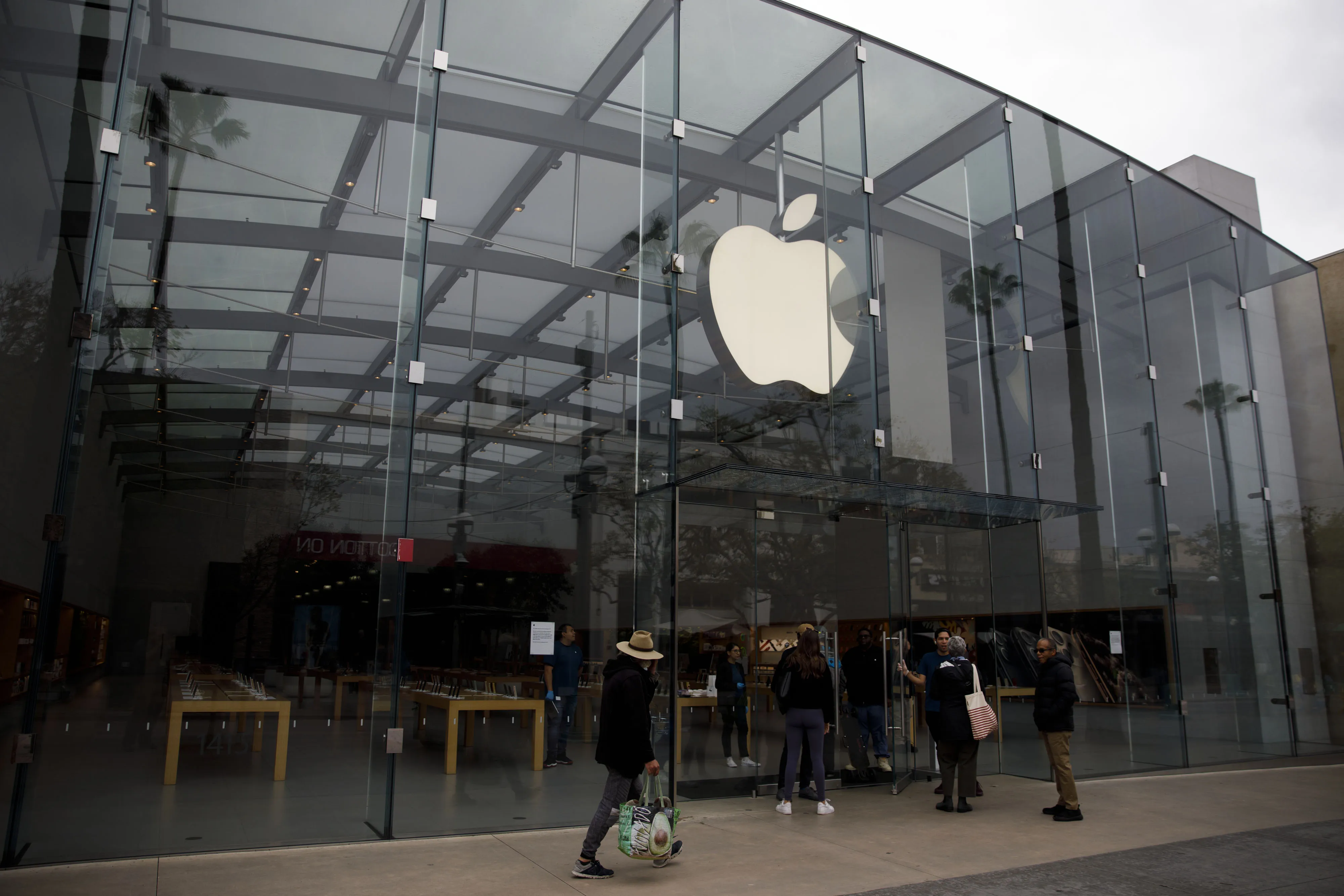 A closed Apple&nbsp;store&nbsp;in Santa Monica, California.