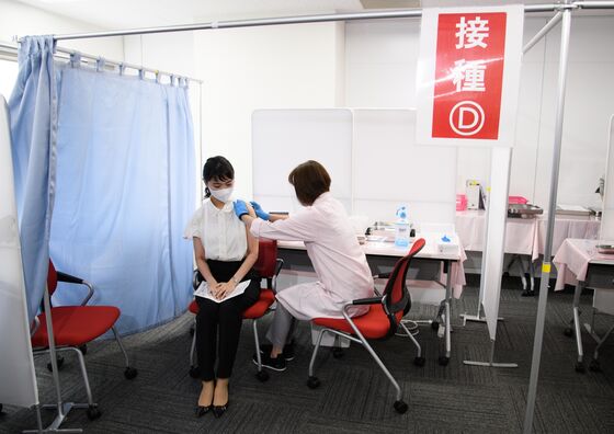 Japan Reaches Suga’s Target of a Million Vaccine Doses Per Day